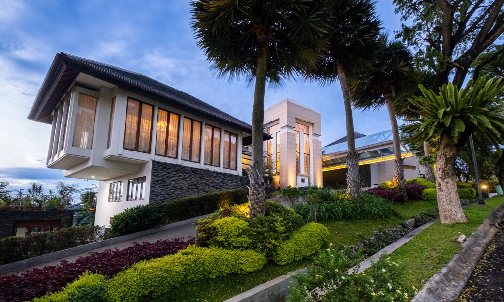 villa mewah mata air