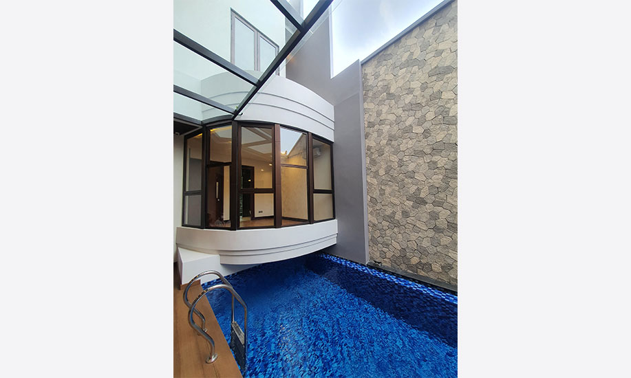 Kolam renang rooftop rumah mewah