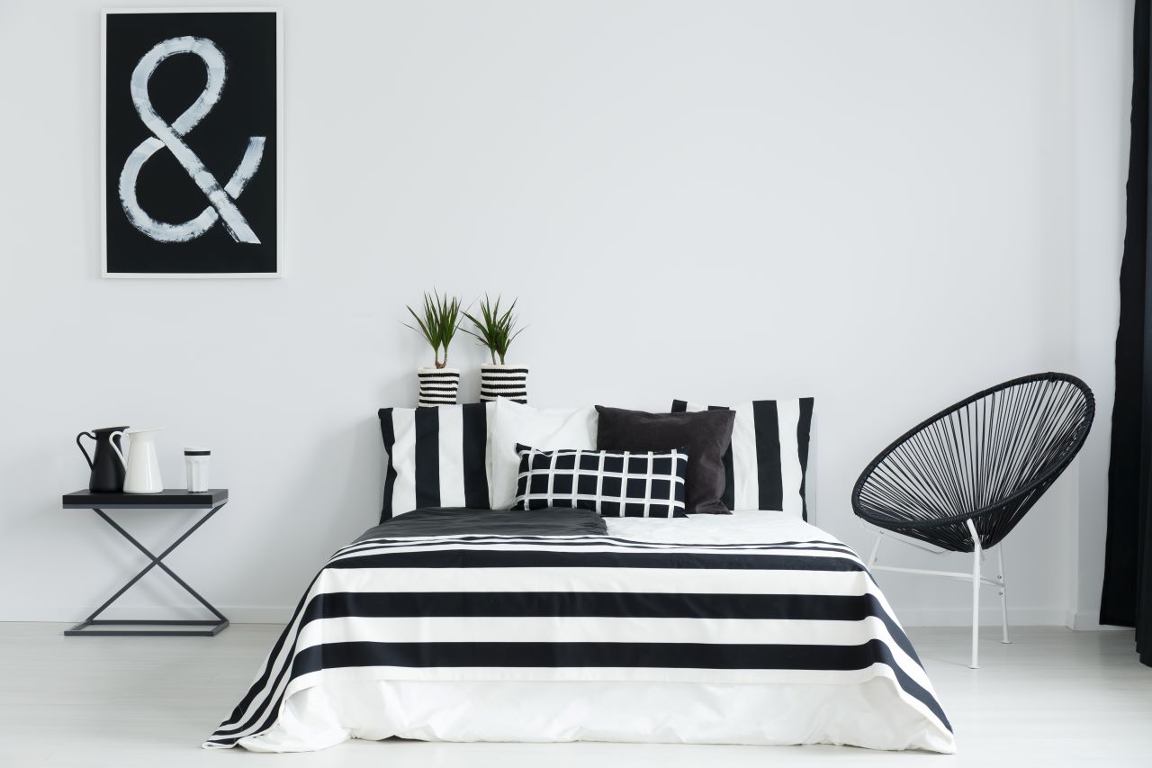 kamar tidur hitam putih