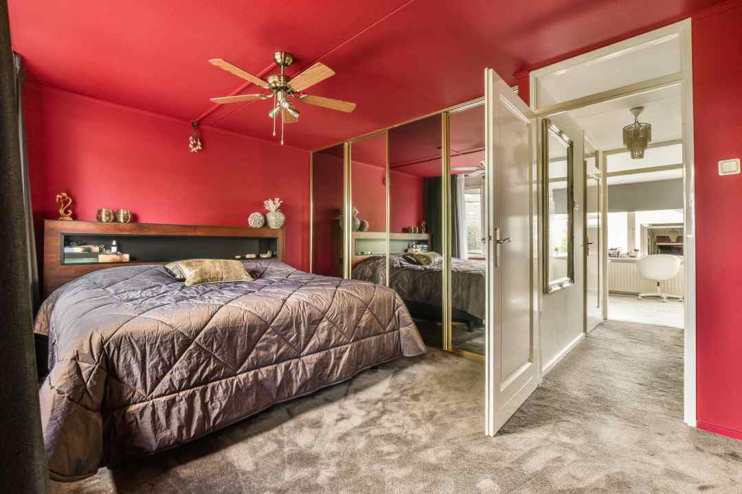 Kamar tidur mewah merah