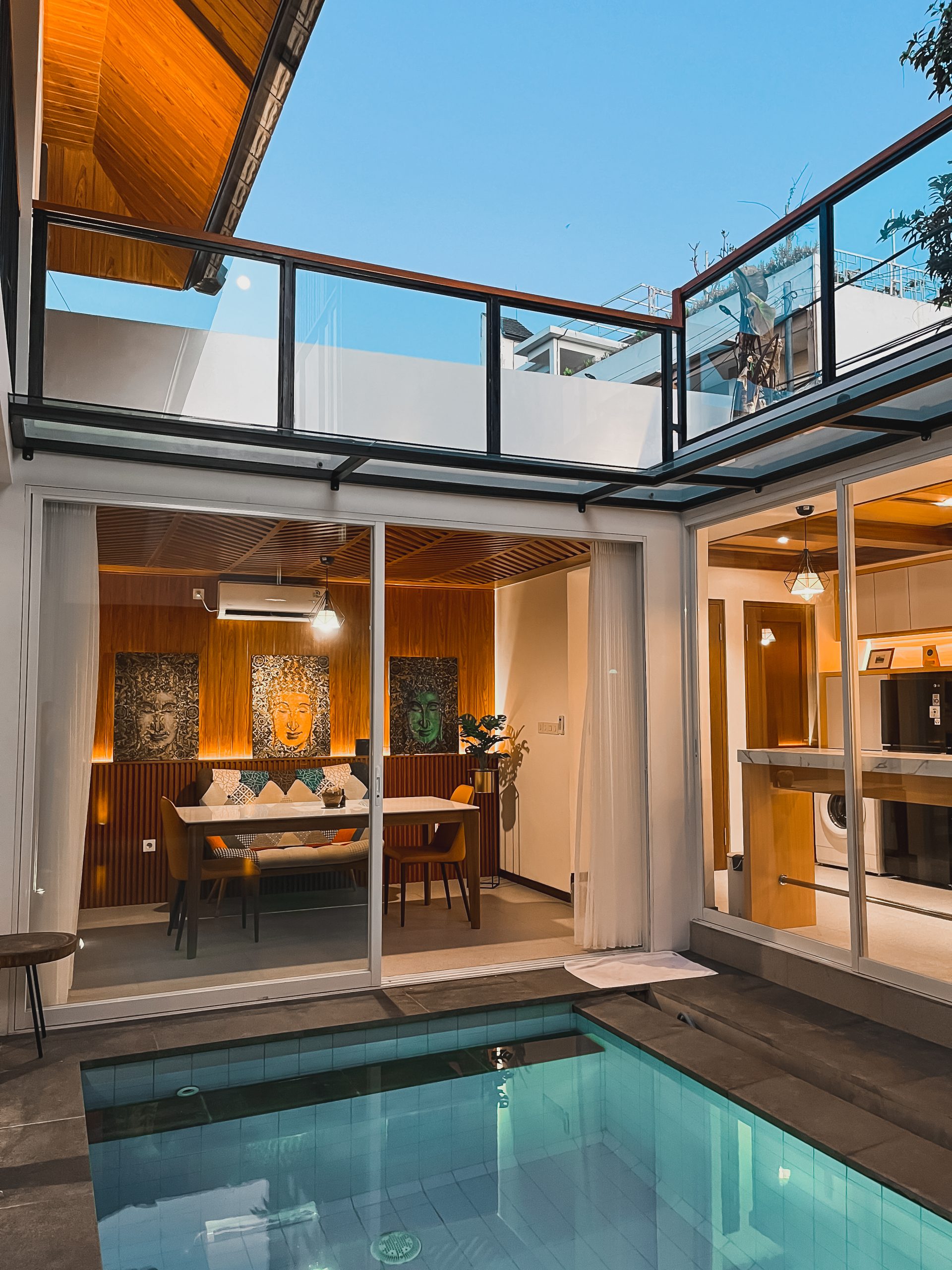 Ruang makan dengan pencahayaan hangat dan indirect lighting untuk suasana elegan.