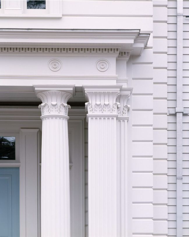 Detail fasad rumah klasik yang menonjolkan estetika arsitektur simetris dan elegan.