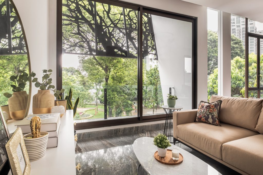 Rumah sehat dengan jendela kaca besar, cahaya alami, dan secondary skin motif ranting